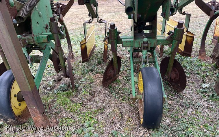 image for item EI0571 John Deere 885  row crop cultivator
