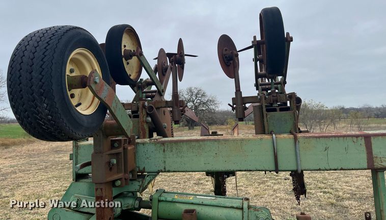 image for item EI0571 John Deere 885  row crop cultivator