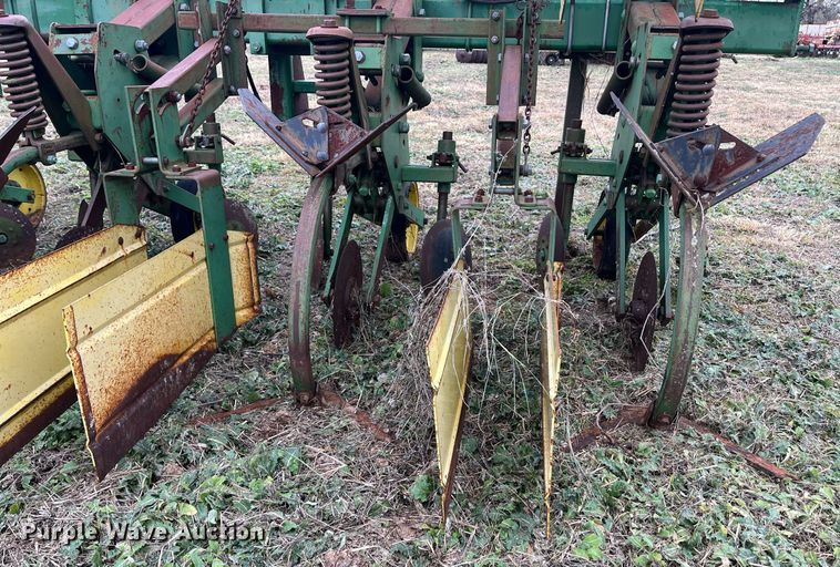 image for item EI0571 John Deere 885  row crop cultivator