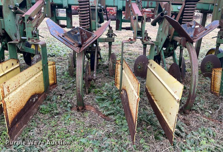 image for item EI0571 John Deere 885  row crop cultivator