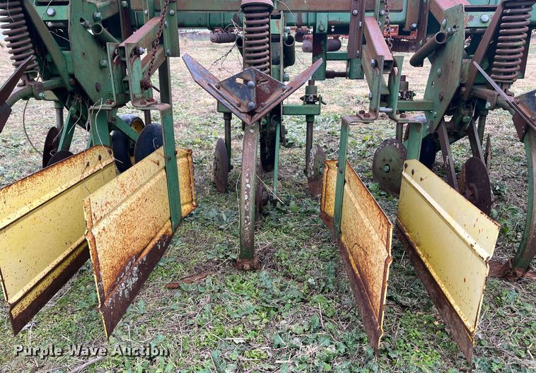 image for item EI0571 John Deere 885  row crop cultivator