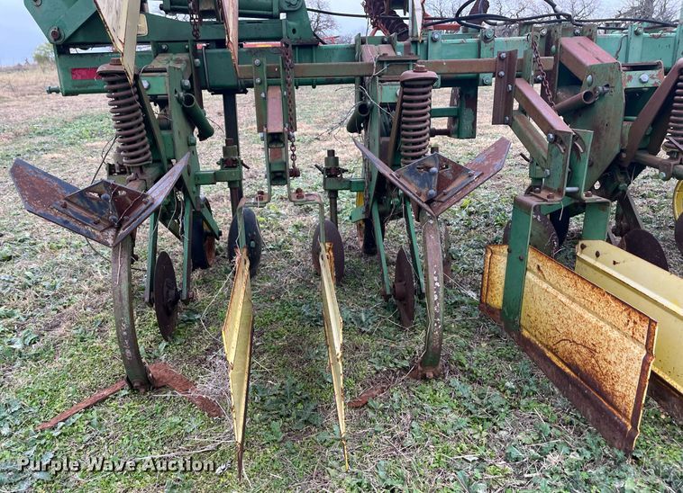 image for item EI0571 John Deere 885  row crop cultivator