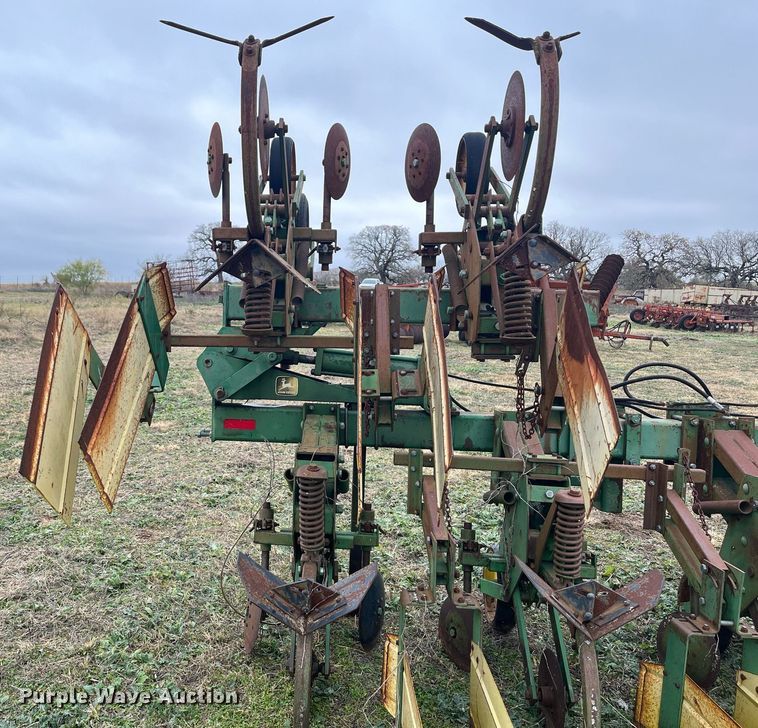image for item EI0571 John Deere 885  row crop cultivator