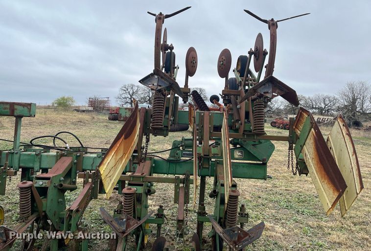 image for item EI0571 John Deere 885  row crop cultivator