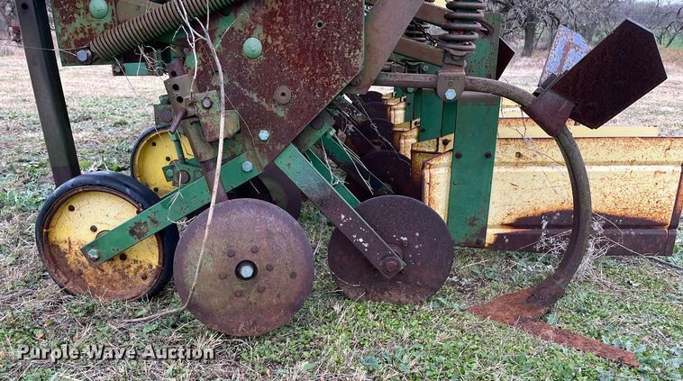 image for item EI0571 John Deere 885  row crop cultivator