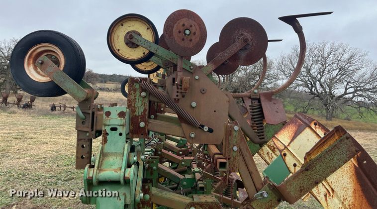 image for item EI0571 John Deere 885  row crop cultivator
