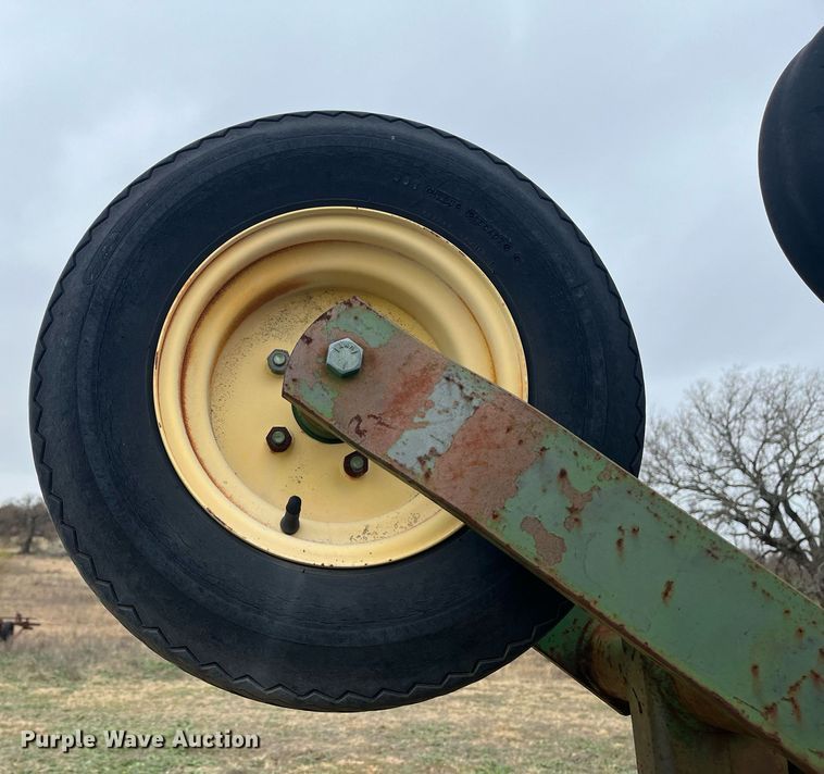 image for item EI0571 John Deere 885  row crop cultivator