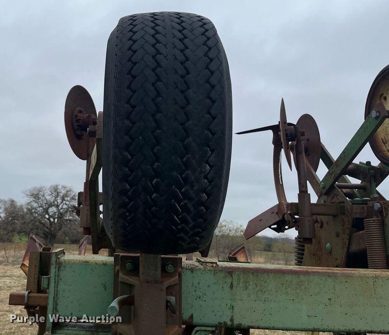 image for item EI0571 John Deere 885  row crop cultivator