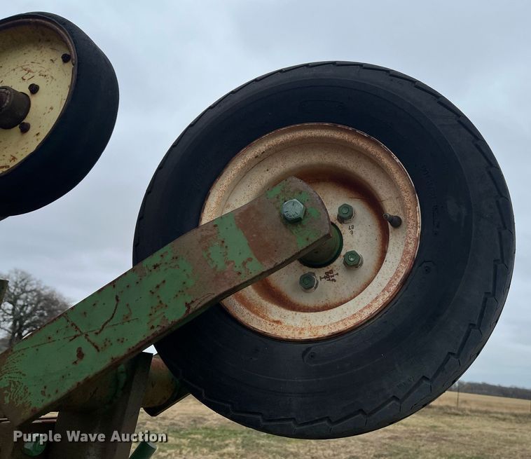 image for item EI0571 John Deere 885  row crop cultivator
