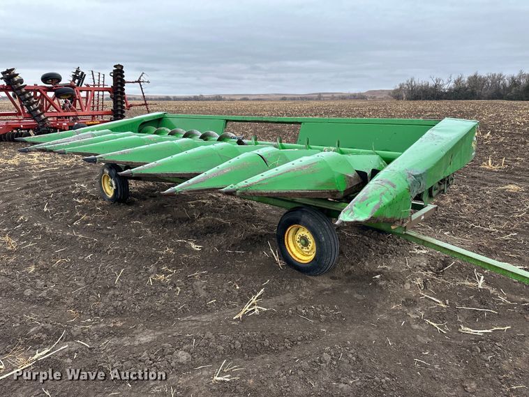 image for item EK9851 John Deere 843  corn head