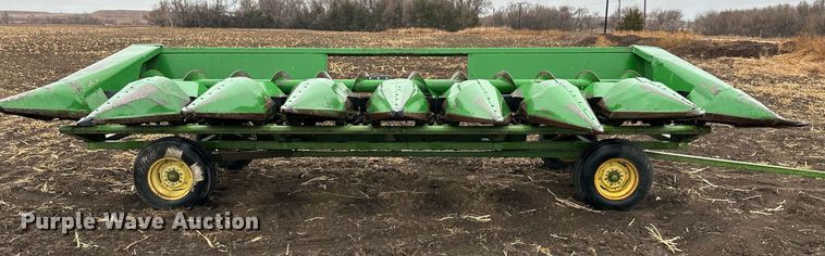image for item EK9851 John Deere 843  corn head