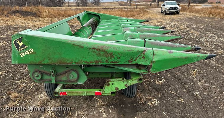 image for item EK9851 John Deere 843  corn head