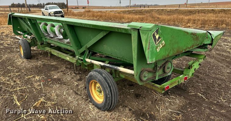 image for item EK9851 John Deere 843  corn head