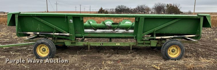 image for item EK9851 John Deere 843  corn head