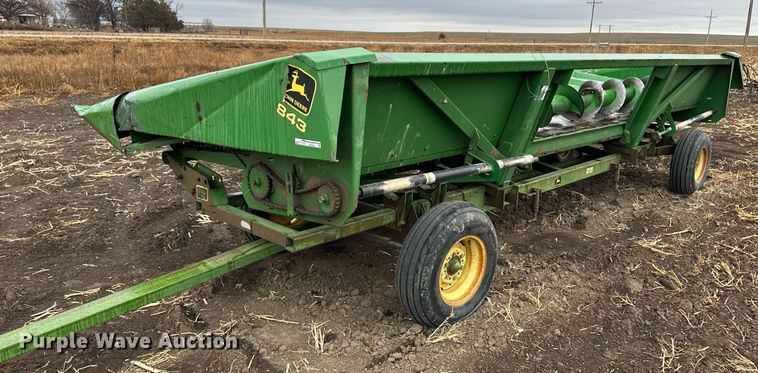 image for item EK9851 John Deere 843  corn head