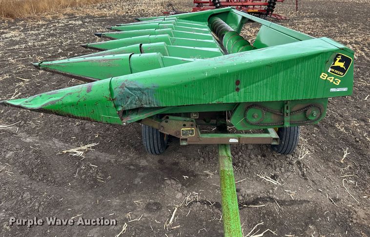 image for item EK9851 John Deere 843  corn head