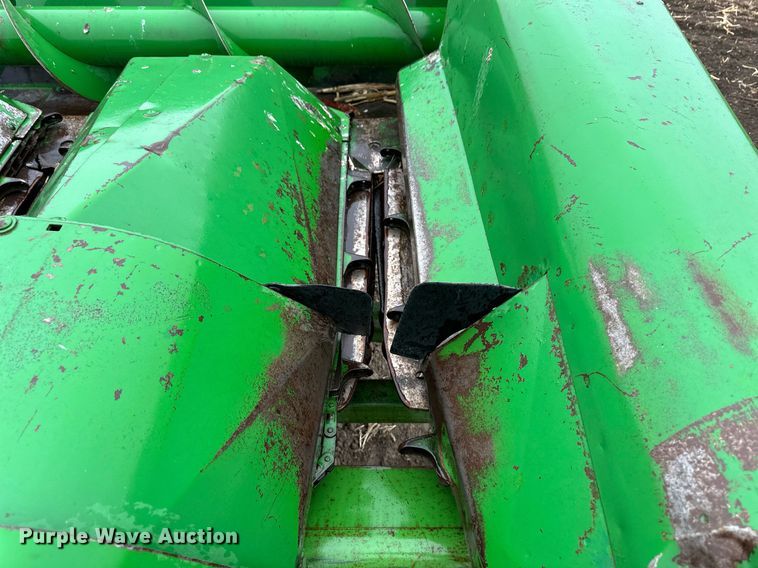 image for item EK9851 John Deere 843  corn head