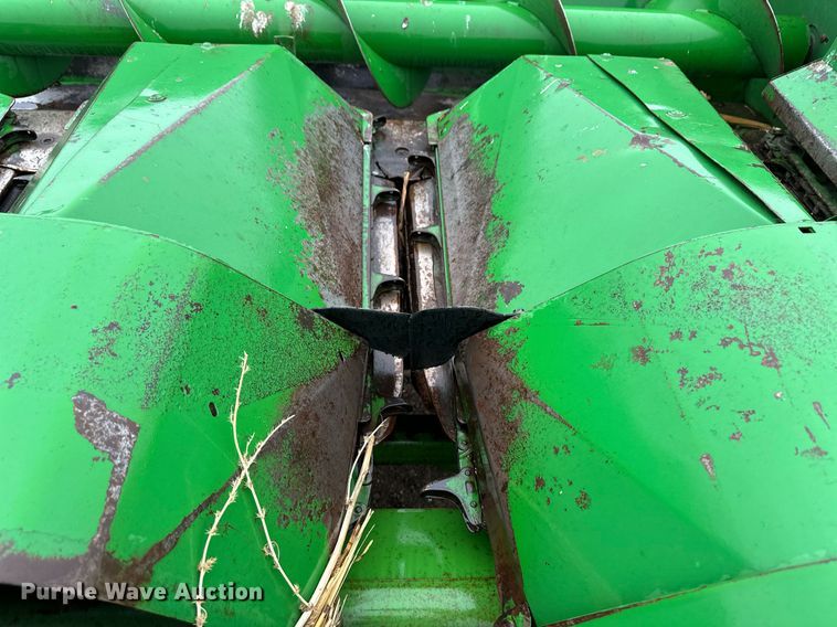 image for item EK9851 John Deere 843  corn head