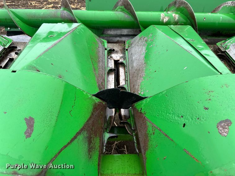 image for item EK9851 John Deere 843  corn head