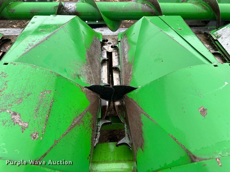 image for item EK9851 John Deere 843  corn head