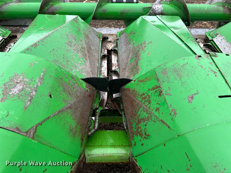 image for item EK9851 John Deere 843  corn head