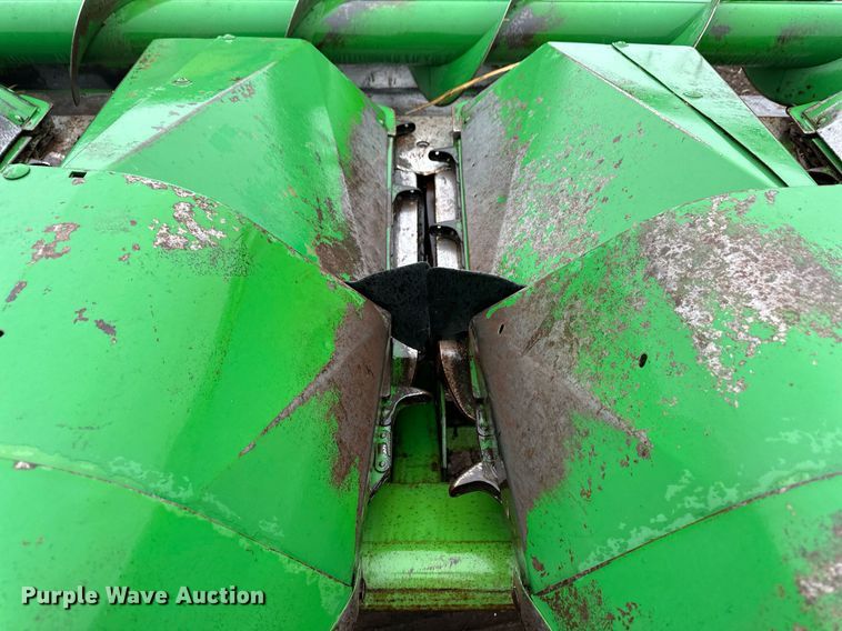 image for item EK9851 John Deere 843  corn head