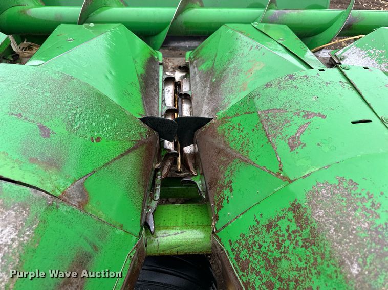 image for item EK9851 John Deere 843  corn head
