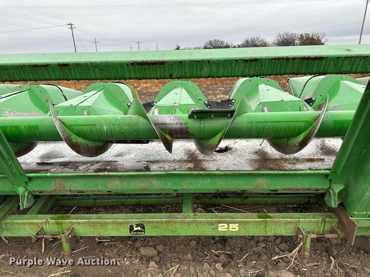 image for item EK9851 John Deere 843  corn head