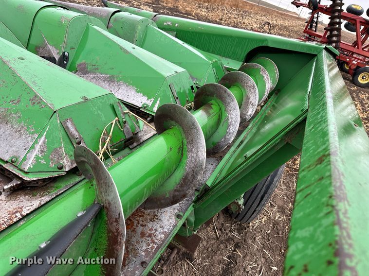 image for item EK9851 John Deere 843  corn head