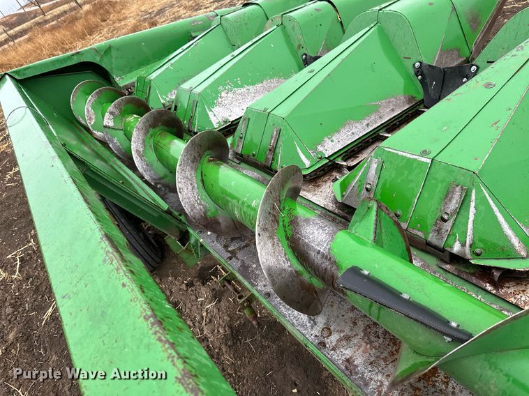 image for item EK9851 John Deere 843  corn head