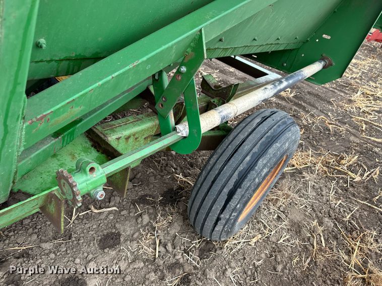 image for item EK9851 John Deere 843  corn head