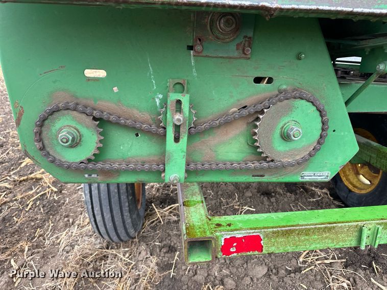 image for item EK9851 John Deere 843  corn head