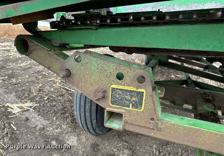 image for item EK9851 John Deere 843  corn head