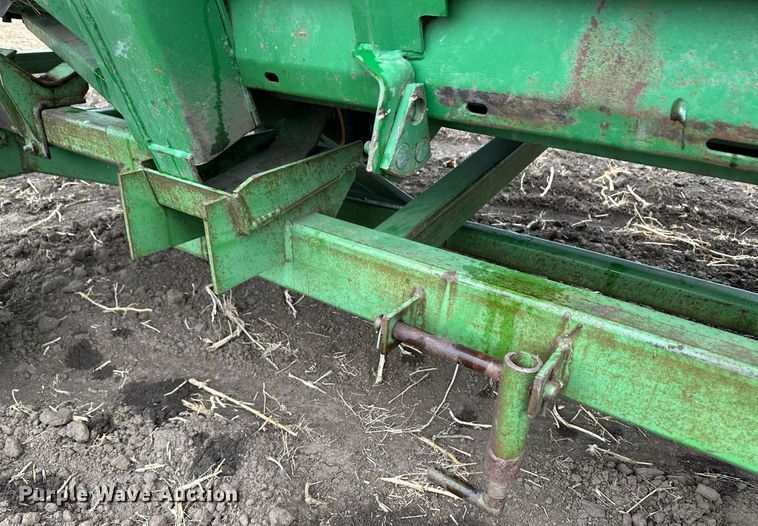 image for item EK9851 John Deere 843  corn head