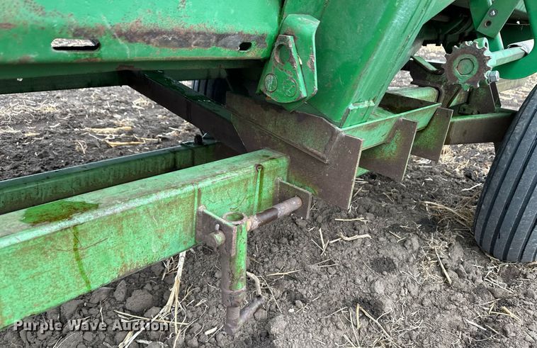 image for item EK9851 John Deere 843  corn head