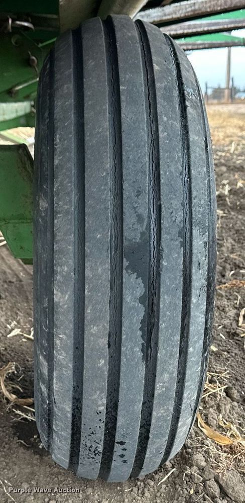 image for item EK9851 John Deere 843  corn head