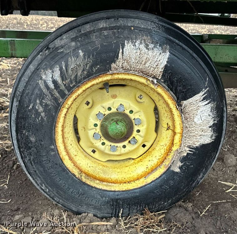 image for item EK9851 John Deere 843  corn head