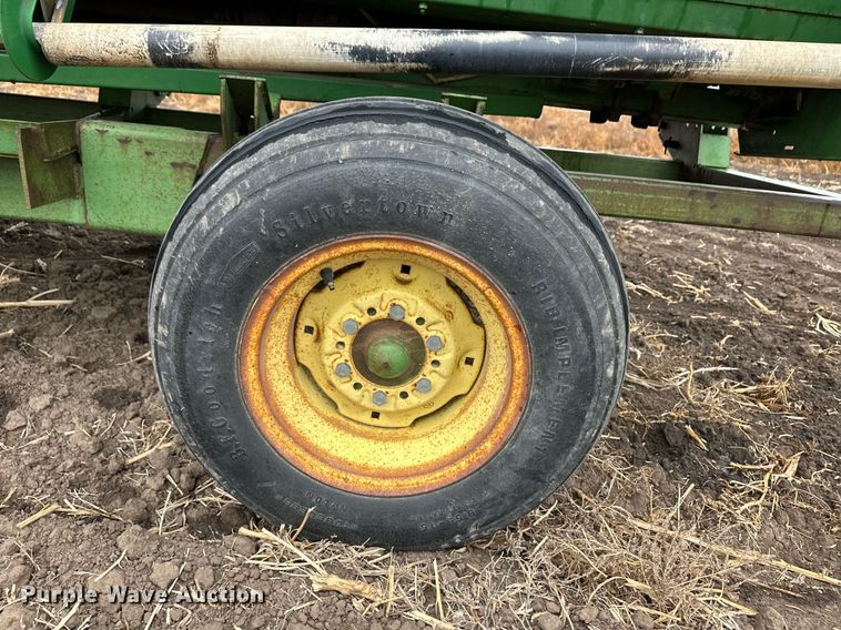 image for item EK9851 John Deere 843  corn head