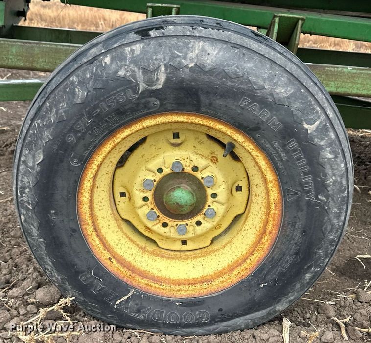 image for item EK9851 John Deere 843  corn head