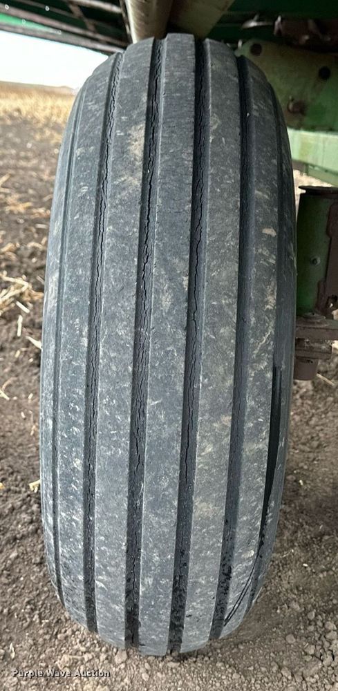 image for item EK9851 John Deere 843  corn head