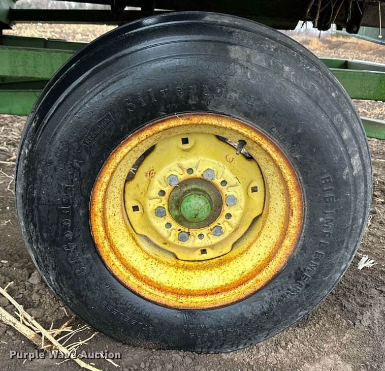 image for item EK9851 John Deere 843  corn head