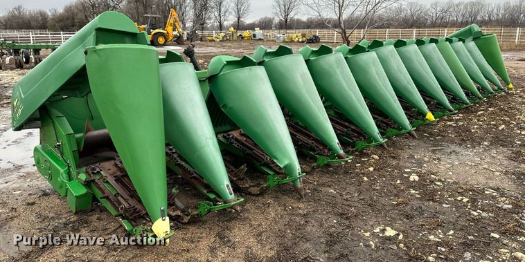 image for item EK9908 John Deere 1293  corn head
