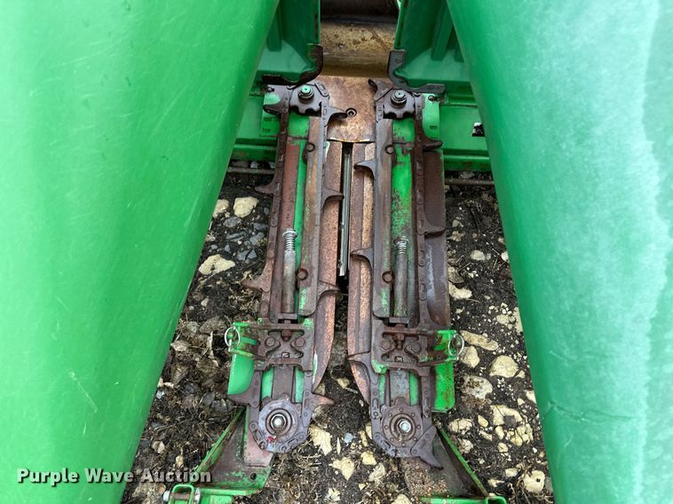 image for item EK9908 John Deere 1293  corn head