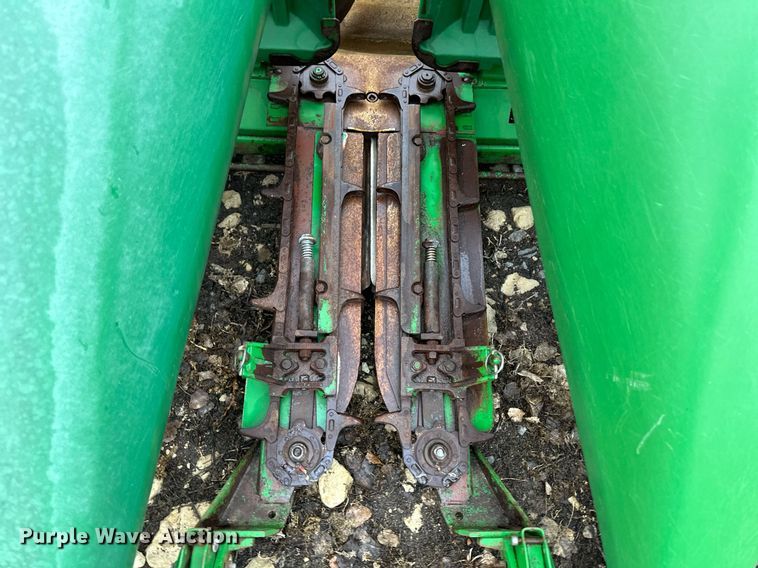 image for item EK9908 John Deere 1293  corn head
