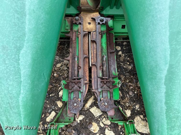 image for item EK9908 John Deere 1293  corn head