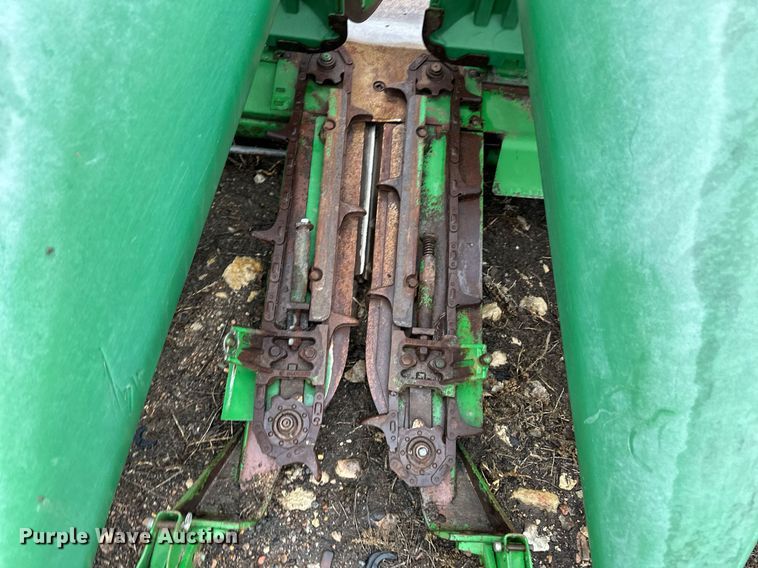 image for item EK9908 John Deere 1293  corn head