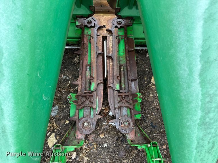 image for item EK9908 John Deere 1293  corn head