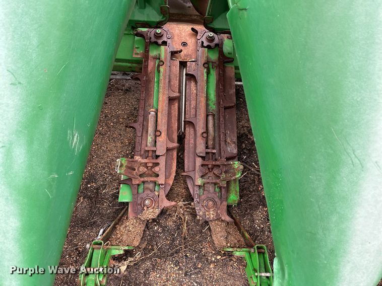 image for item EK9908 John Deere 1293  corn head