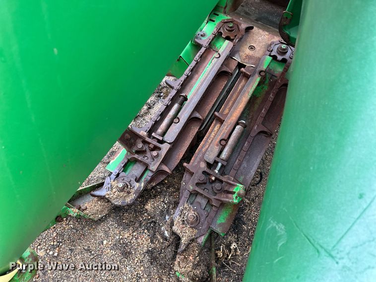 image for item EK9908 John Deere 1293  corn head