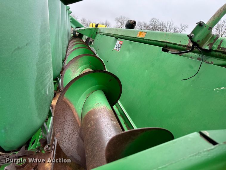 image for item EK9908 John Deere 1293  corn head